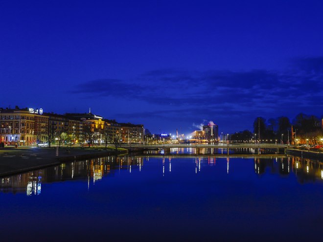 Ån Nissan i Halmstad på natten. Bild.