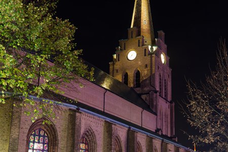 S:t. Nikolai kyrka i Halmstad på natten. Bild.