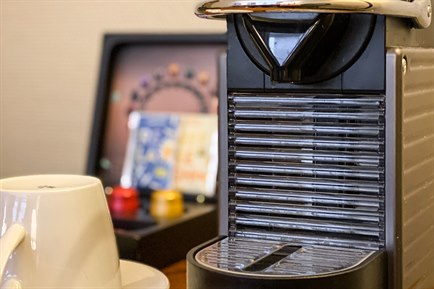 Kaffemaskin på  superior dubbelrum. Bild. 