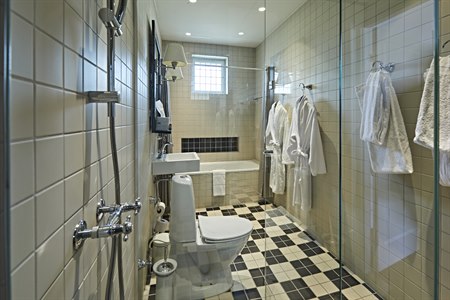 junior suite bathroom