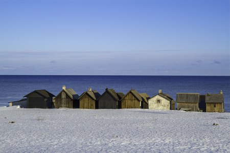 stugor vid havet på en ljus vinterdag