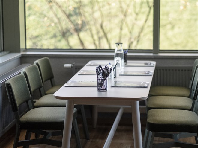 Konferanserom med alt utstyr. Bilde.