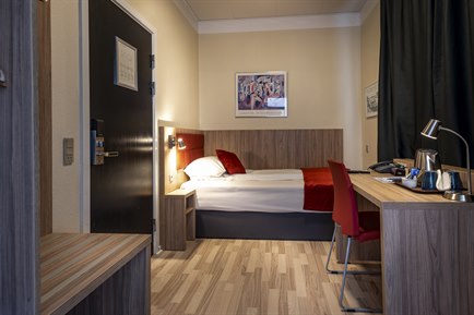 Nice single room at Prinsen hotel. Photo.