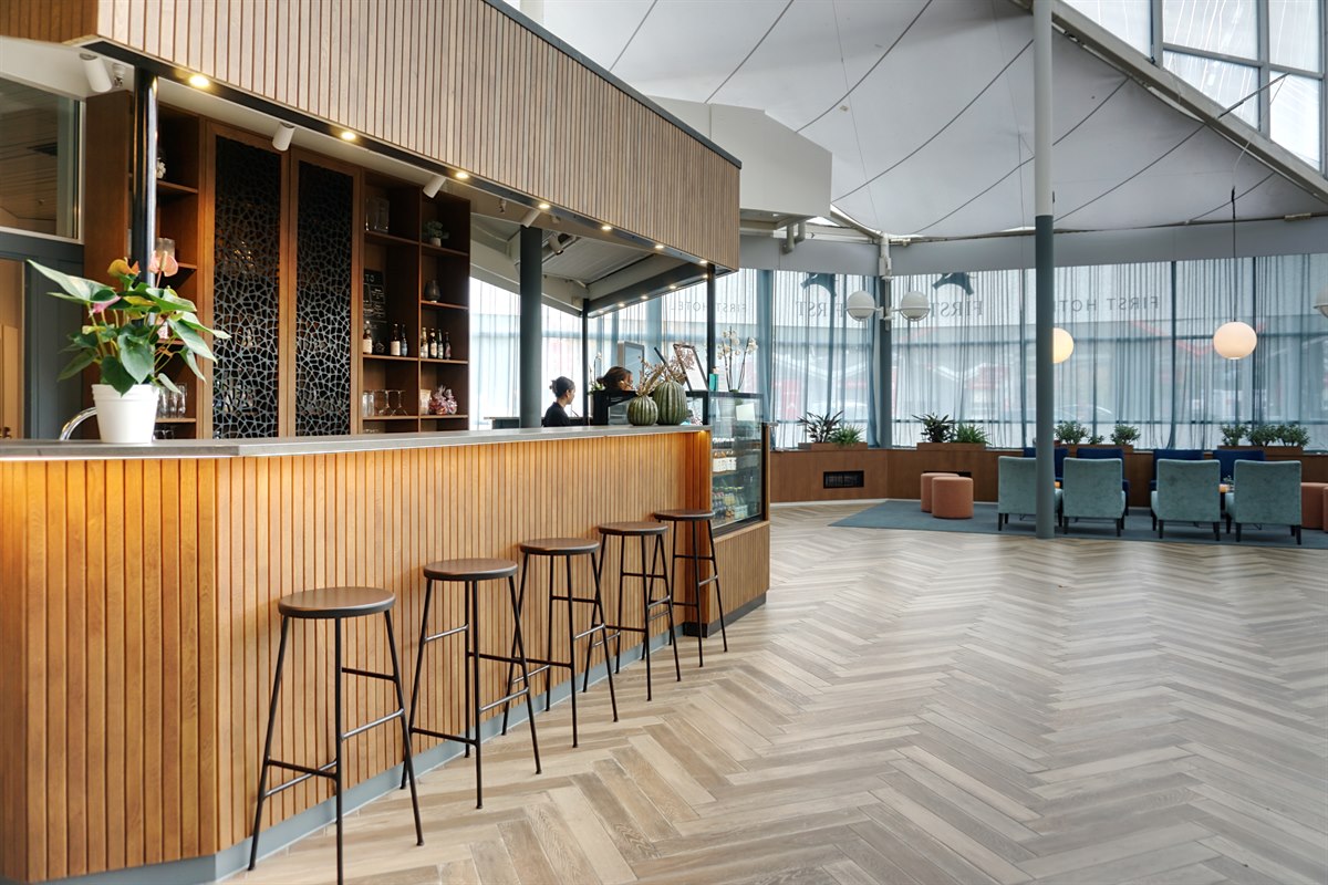 Reception First Hotel Jönpöing. Bilde.