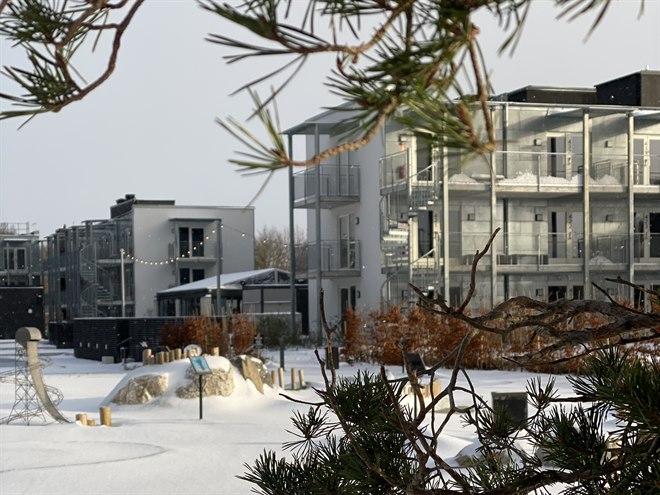 snötäckt minigolfbana utanför hotellet