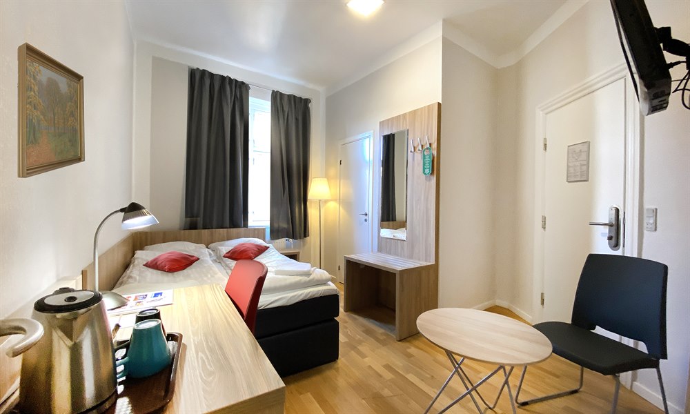 Large single room. Image.