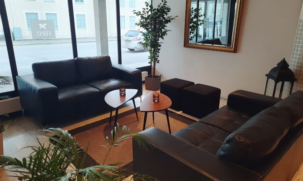 Cozy lobby with outside view. Photo.