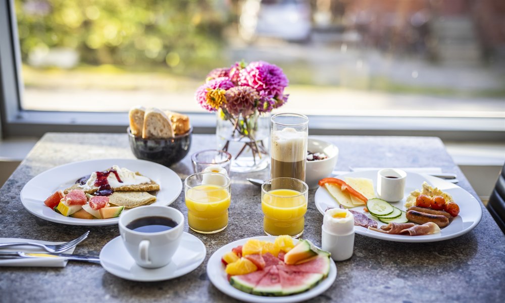 Frukostbuffé på First Hotel Planetstaden. Foto.
