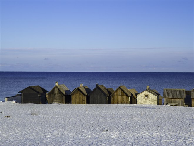 stugor vid havet på en ljus vinterdag