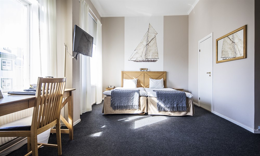 Superior Twin. Image.