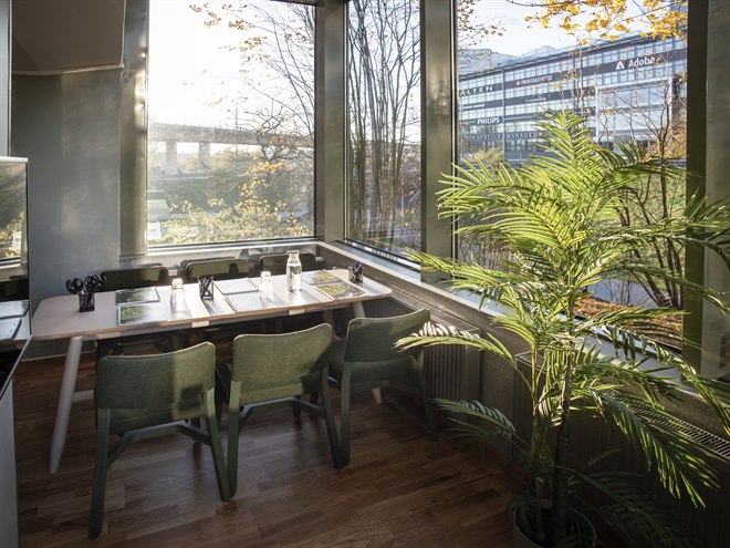 Konferanserom med alt utstyr. Bilde.