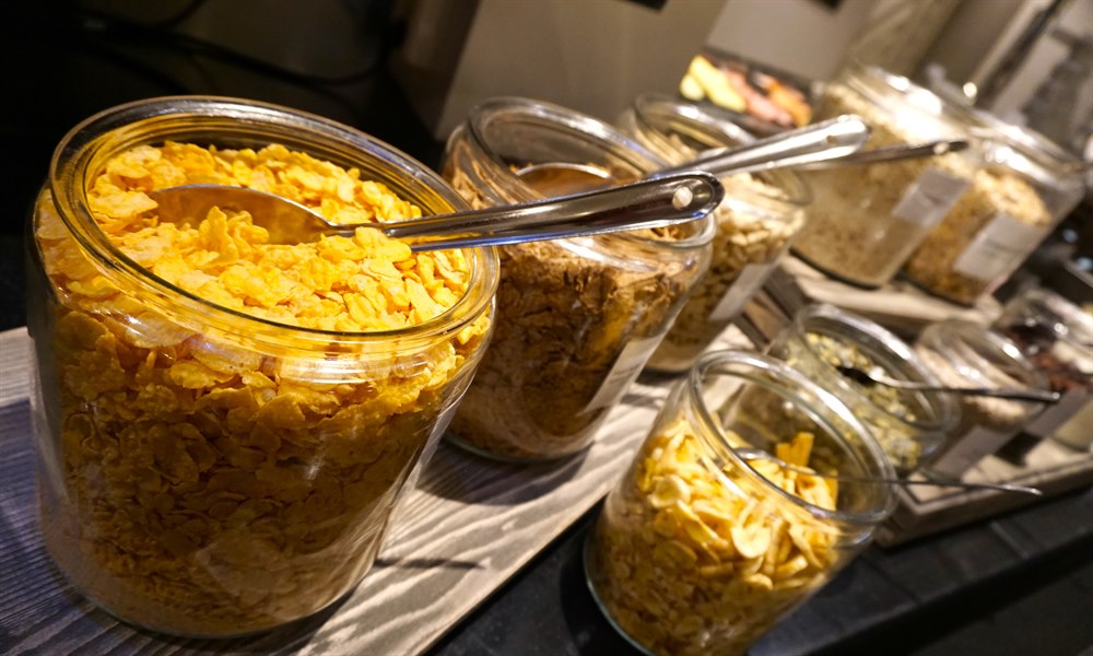  Krukker med morgenmadsprodukter. Billede.