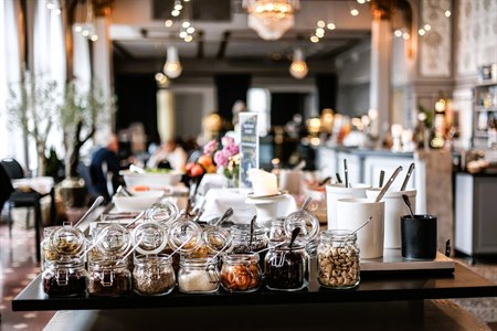 Uppdukad frukostbuffé i matsalen.