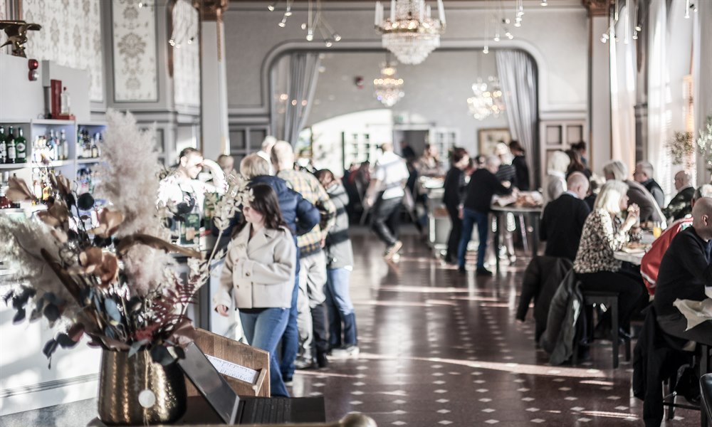 A restaurant with people.