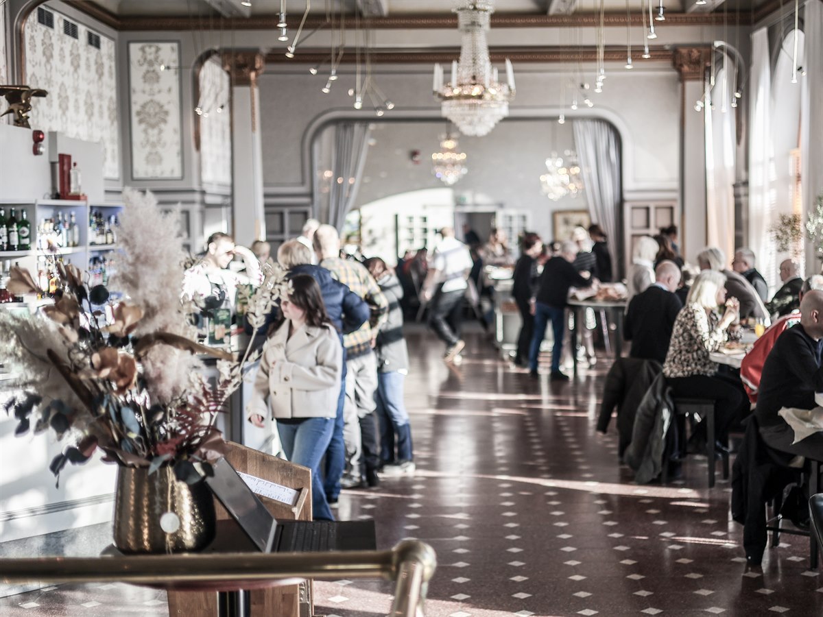 A restaurant with people.