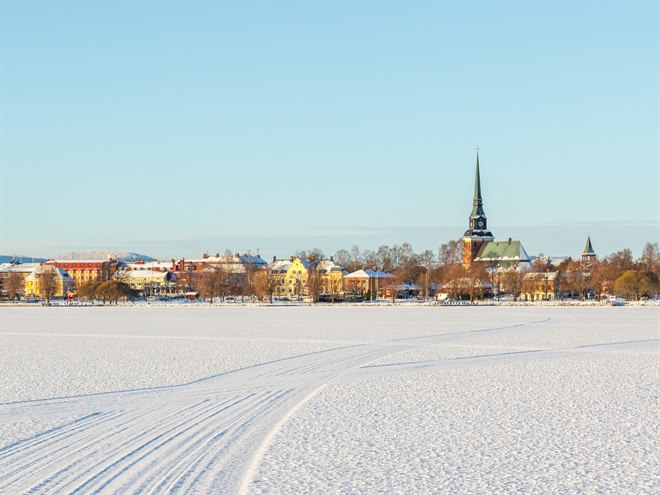 Snötäckt frusen sjö i svenska staden Mora på vintern. Foto.