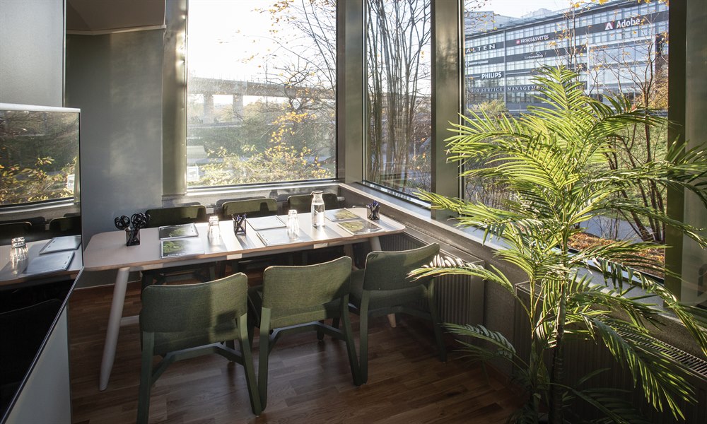 Konferanserom med alt utstyr. Bilde.