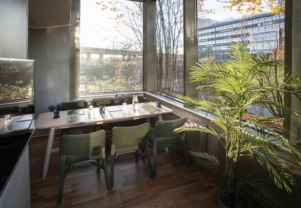 Konferanserom med alt utstyr. Bilde.