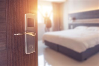 åpen dørr inn til et hotellrom
