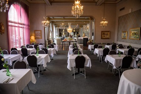 Møte og konferanse på hotellrestaurant. Bilde.