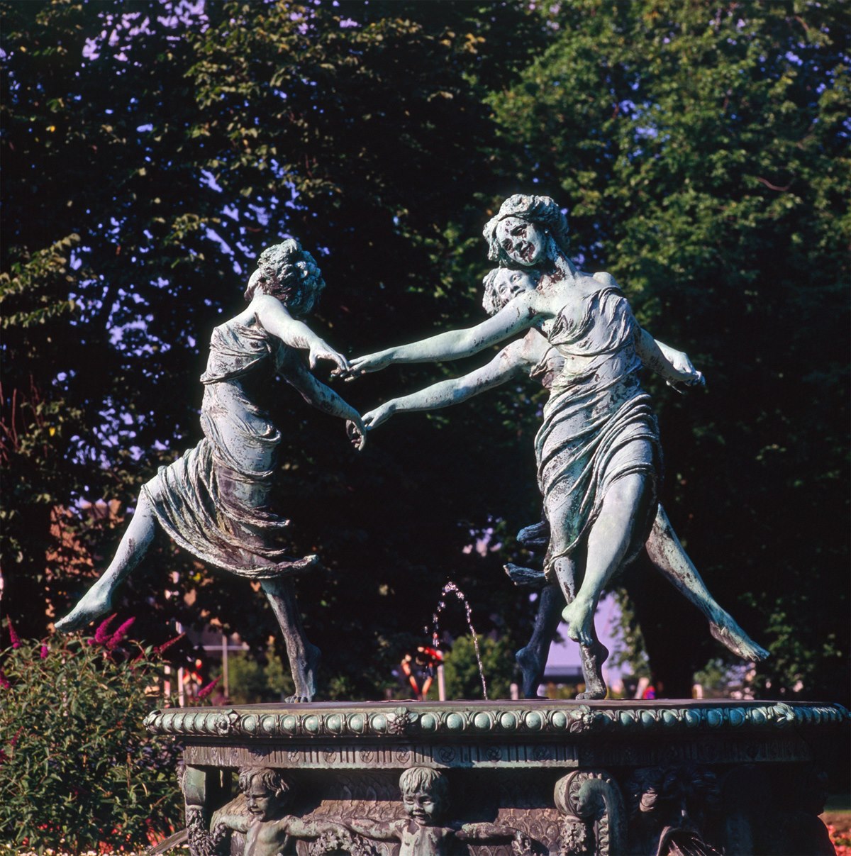 Sculpture with dancing women. Photo.
