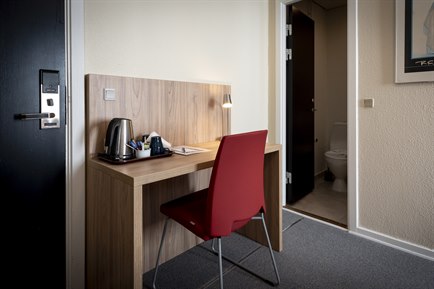 Superior double room with work desk. Photo.