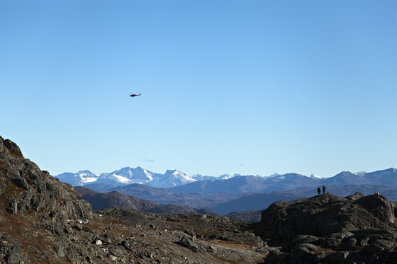 Helikopter sightseeing over bjerget. Bilde.