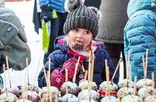Ät glaserat chokladäpple på julmarknad Maihaugen. Foto.