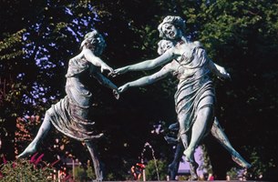 Skulptur med dansande kvinnor. Foto.