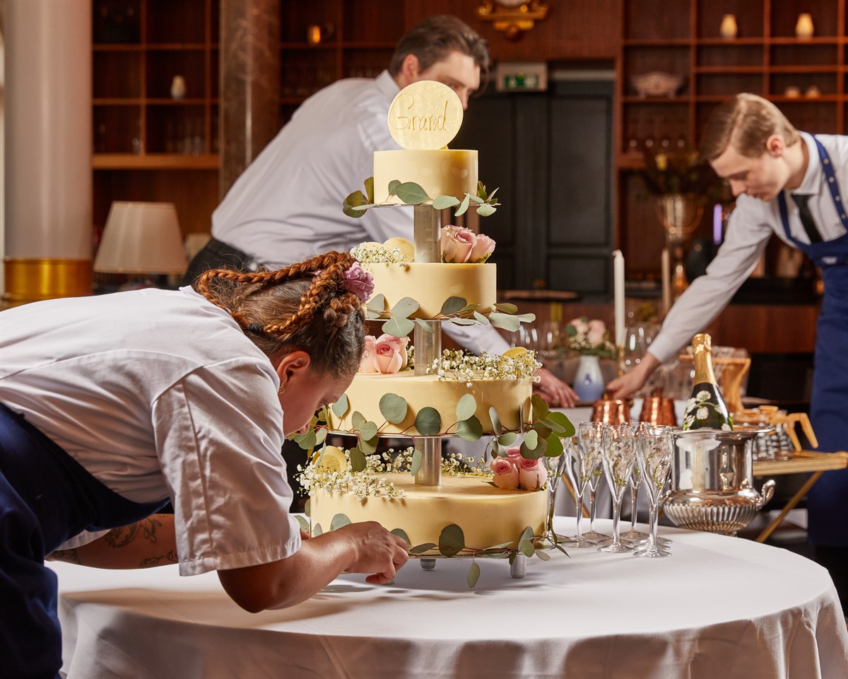 Udsmykning af en bryllupskage. Billede.