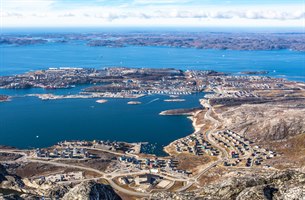 Översikt Nuuk fjordstad på Grönland. Foto.