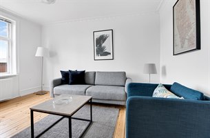 Moderna möbler i vardagsrum hotell lägenhet rum. Foto.