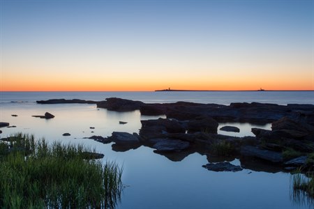 lugn vik i solnedgången