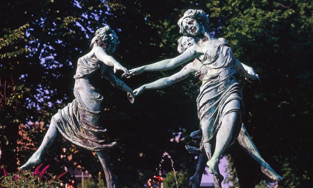 Sculpture with dancing women. Photo.