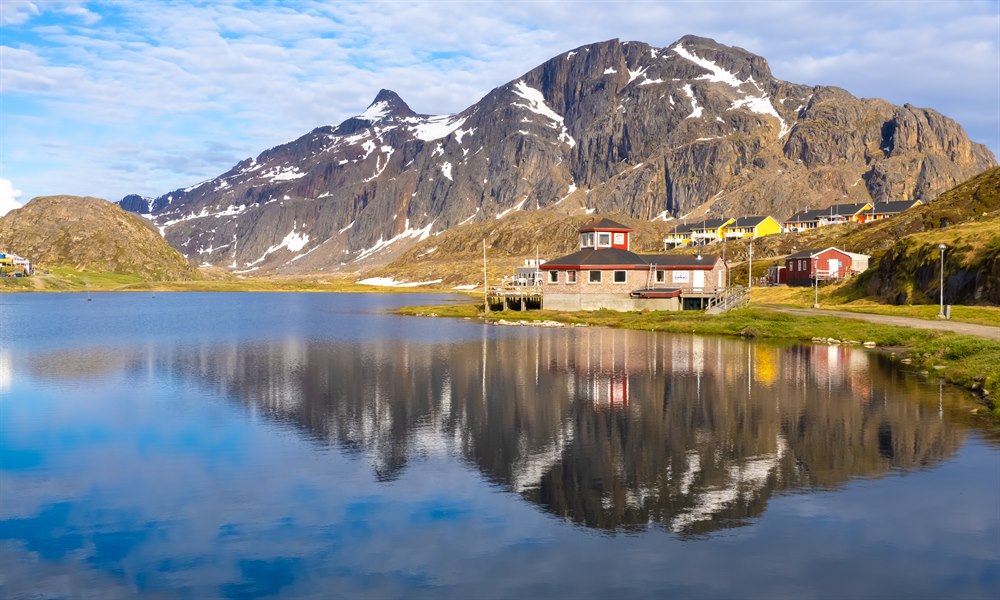 Vackert landskap i Sisimiut stad. Foto.