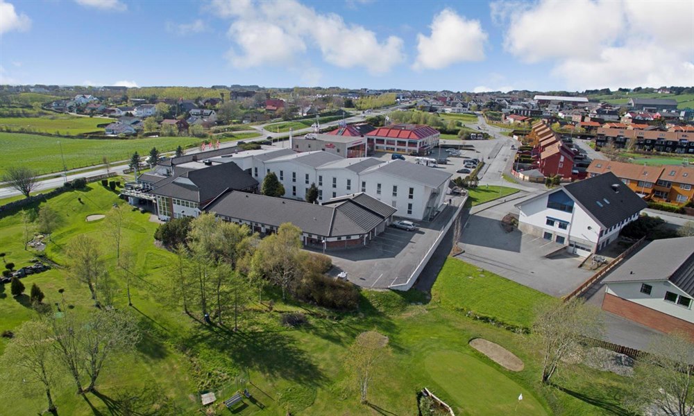 Aerial view of the hotel. Image.