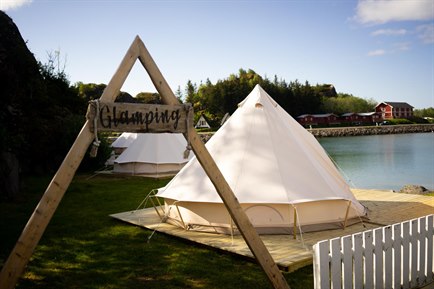 Glamping på stranden ved Skaarungen. Foto.