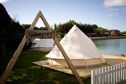Glamping by the beach at Skaarungen. Photo.