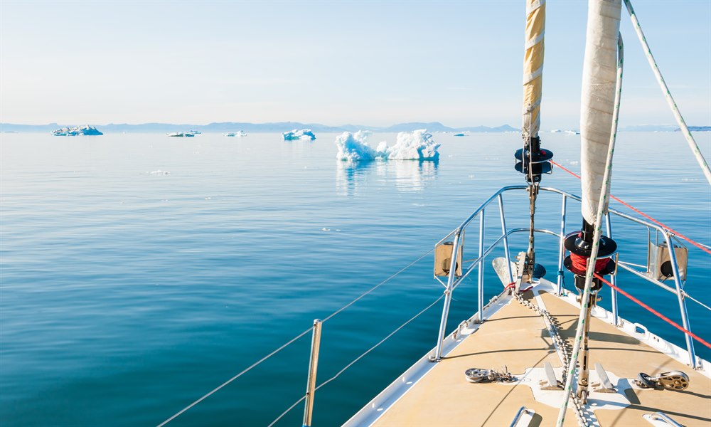 Segling runt isjordarna på Grönland. Foto.
