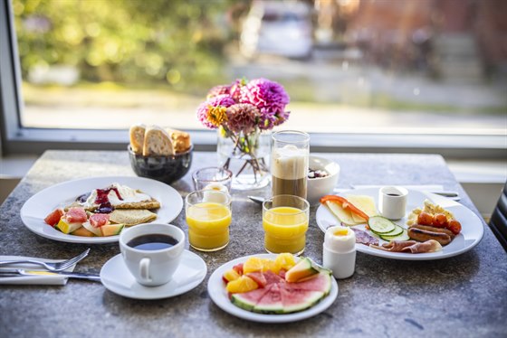 Breakfast buffe at First Hotel Planetstaden. Photo.