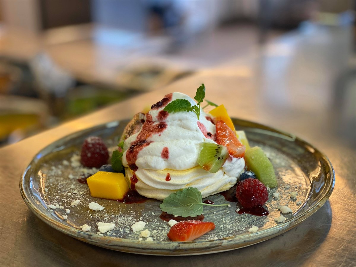 Deilig dessert iskrem med frukt. Bilde.