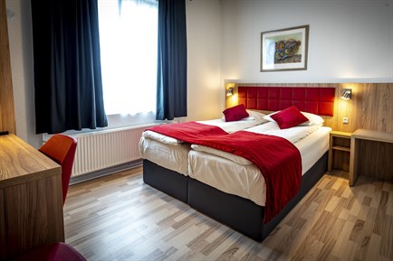 Nice double twin bed room. Photo.