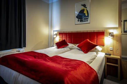 Superior double room with red decorate. Photo.