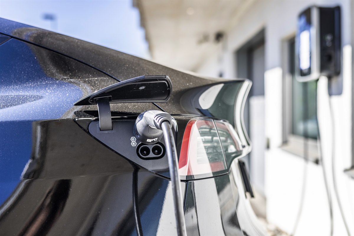 Elladdning på parkeringsplats. Foto.