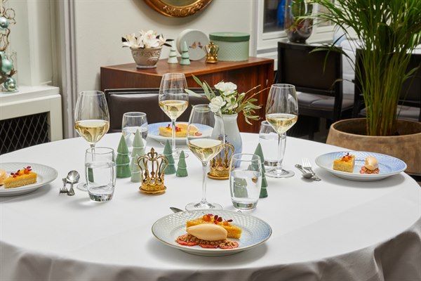 A set restaurant table. Image.