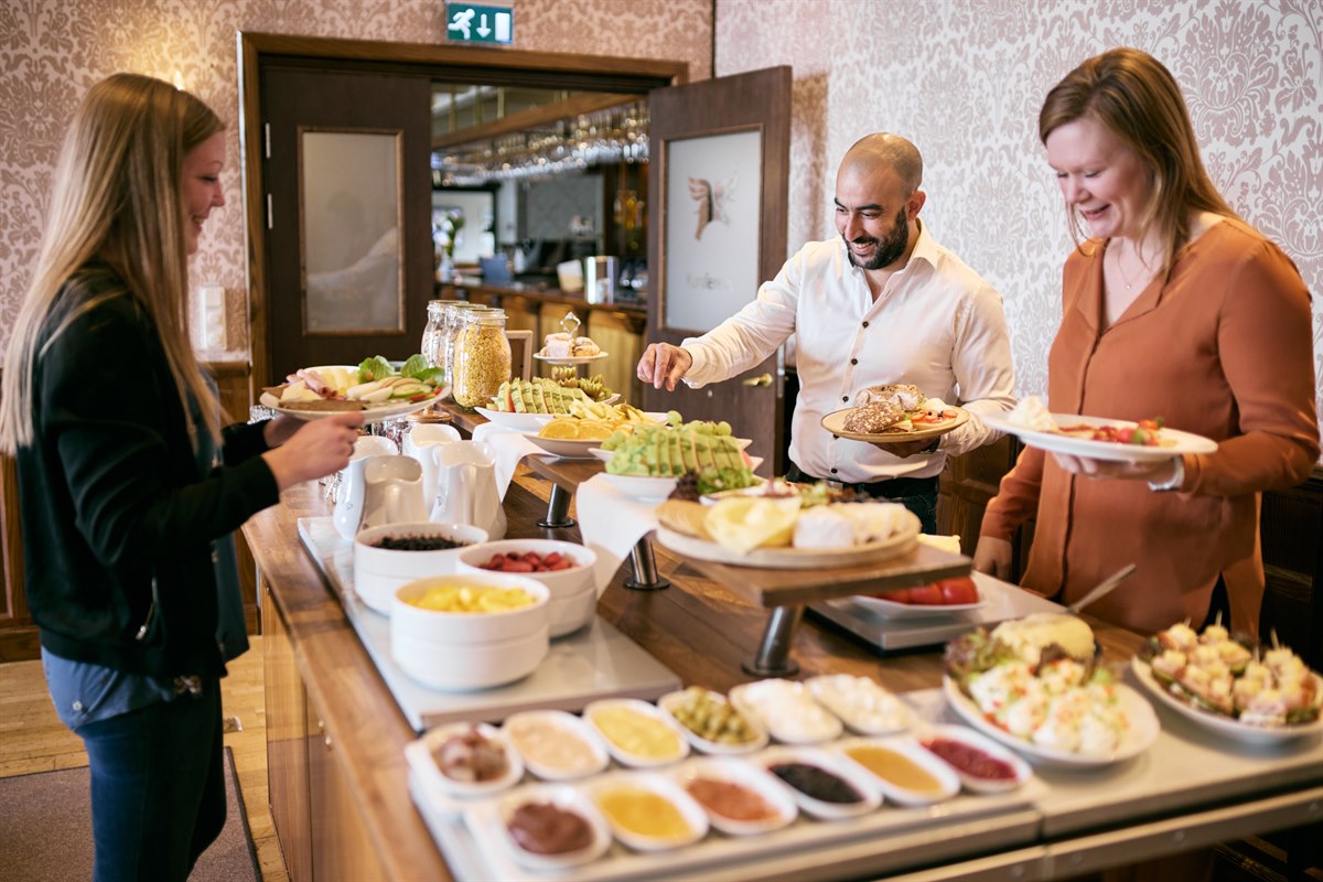 Nyt frokost med vennen din. Bilde.