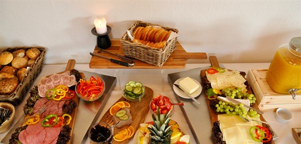 Breakfast buffet at Skagen Motel. Photo.