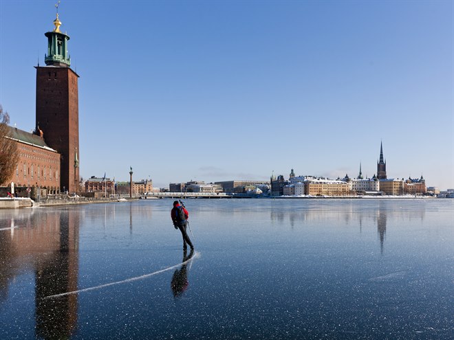 En person åker skridskor utomhus i Stockholm.