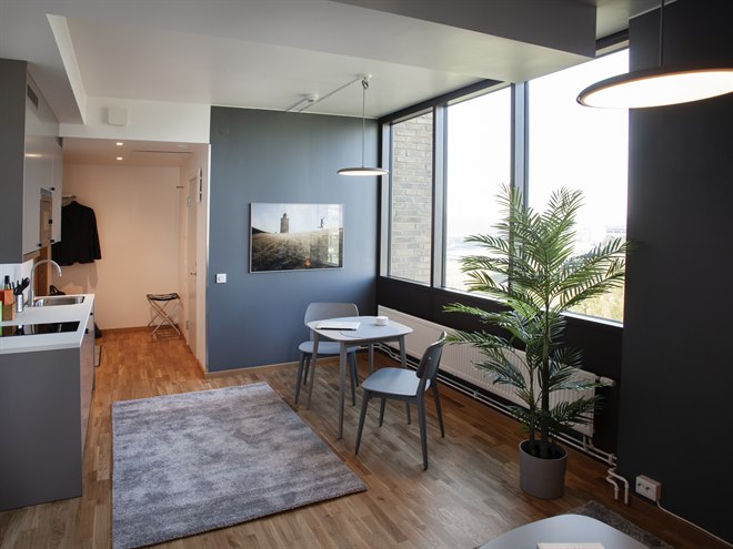 Vardagsrum Studio A+ lägenhet studiohotellet Kista. Foto.
