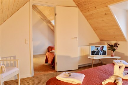 Family Room 4 Persons with red furniture. Photo.